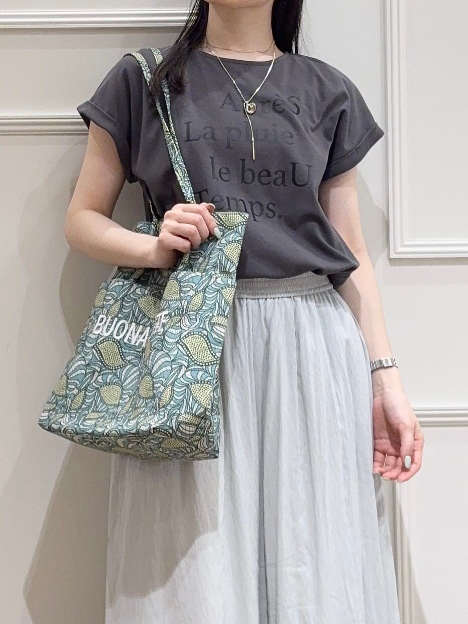 グレー系のTシャツ/カットソー、グリーン系のその他パンツ、シルバー系のサンダルを着用したレディースの夏コーディネートの4枚目の写真