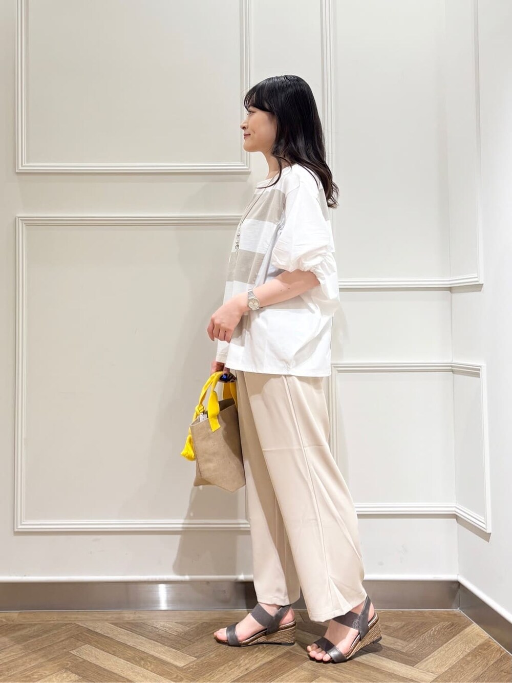 ベージュ系のTシャツ/カットソー、ベージュ系のその他パンツ、その他のサンダルを着用したレディースの春コーディネートの2枚目の写真