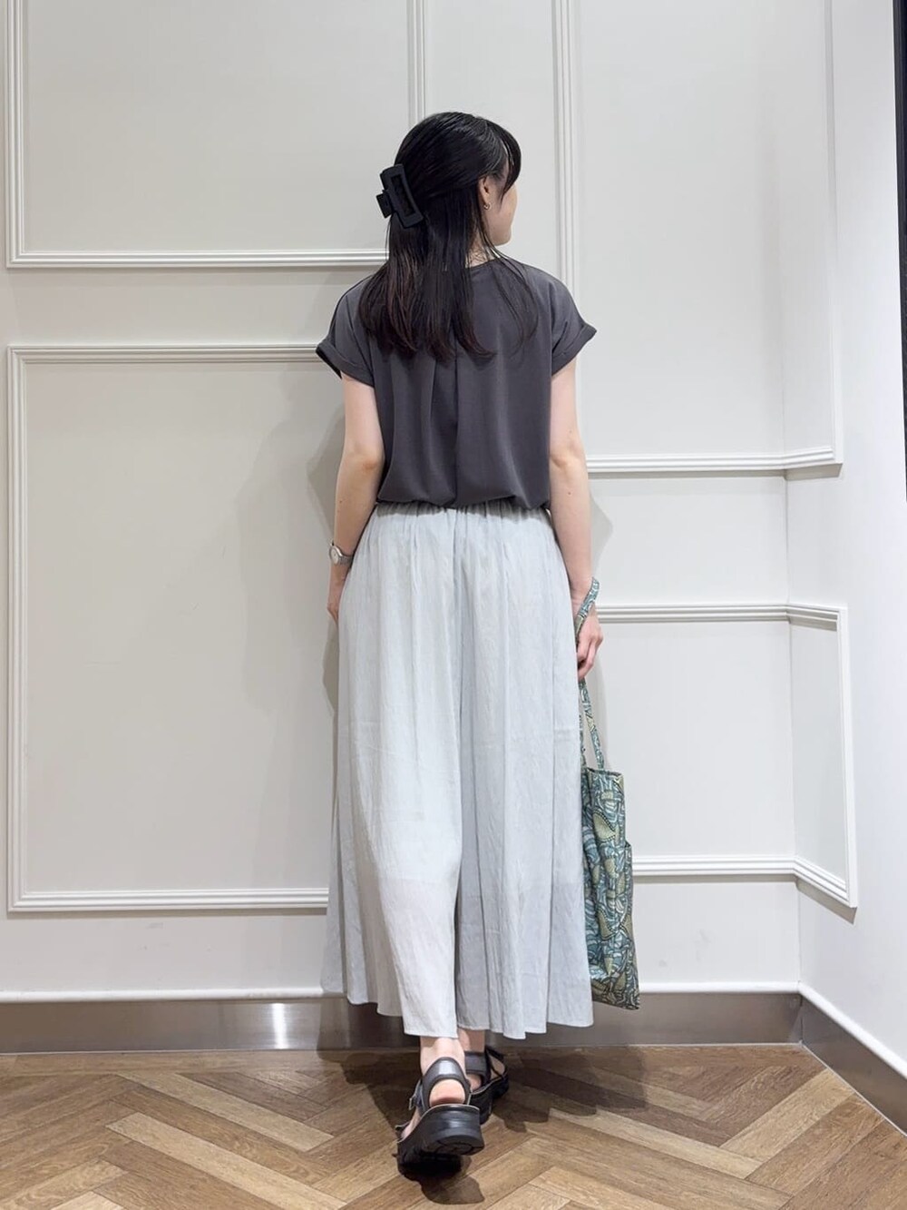 グレー系のTシャツ/カットソー、グリーン系のその他パンツ、シルバー系のサンダルを着用したレディースの夏コーディネートの3枚目の写真
