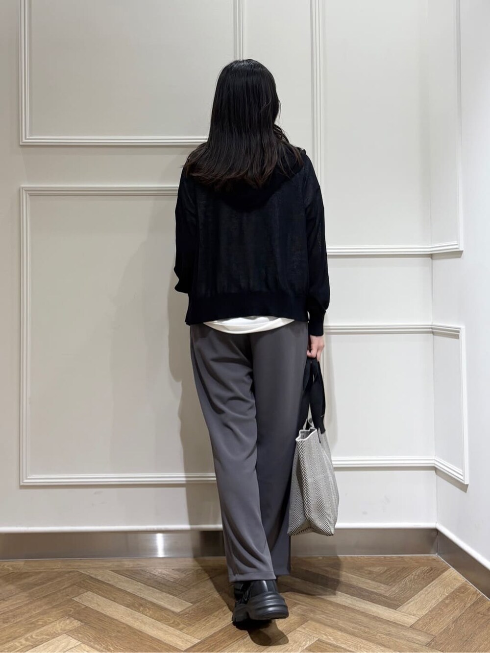 ブラック系のカーディガン/ボレロ、ホワイト系のTシャツ/カットソー、グレー系のその他パンツを着用したレディースの夏コーディネートの3枚目の写真