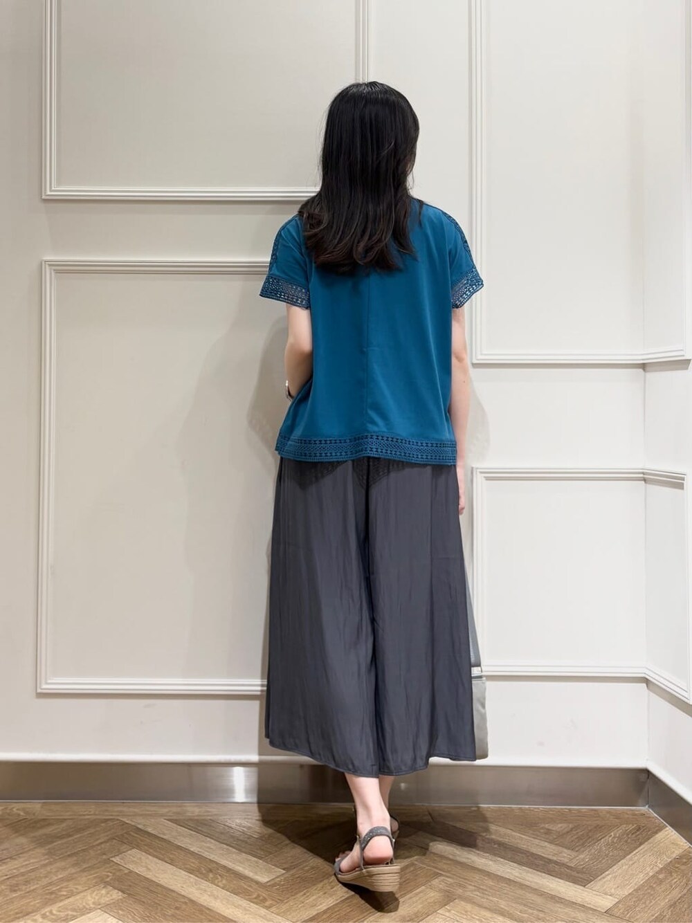 ブルー系のTシャツ/カットソー、グレー系のその他パンツ、グレー系のサンダルを着用したレディースの夏コーディネートの3枚目の写真