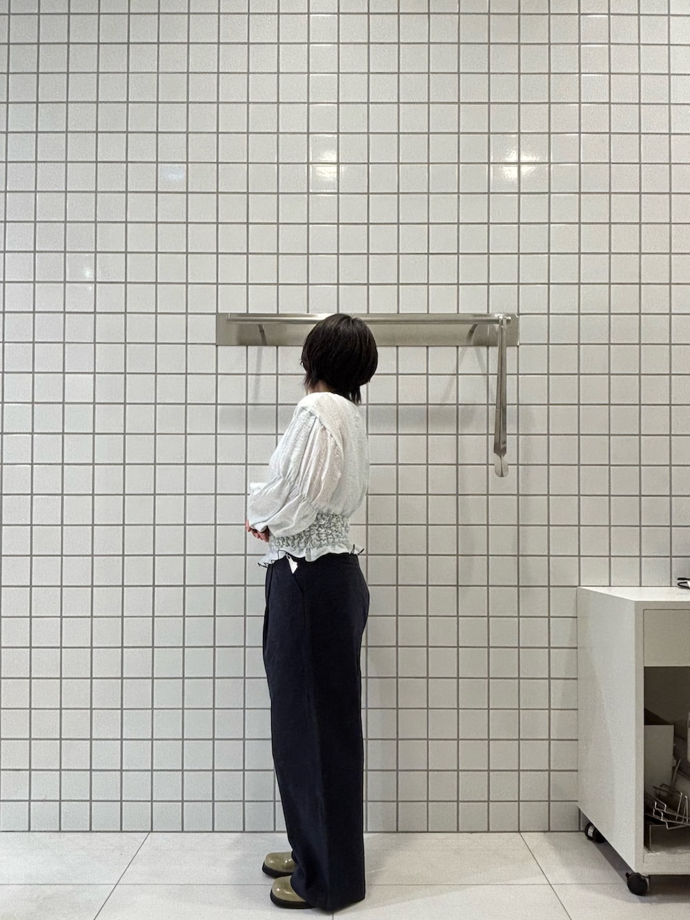 ブルー系のシャツ/ブラウス、ブルー系のその他パンツ、グリーン系のサンダルを着用したレディースの春コーディネートの2枚目の写真