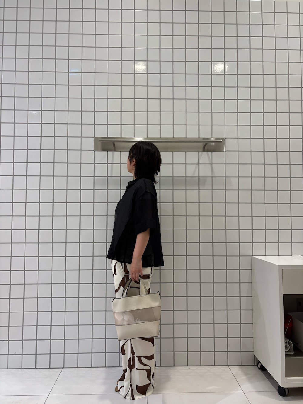 ブラック系のシャツ/ブラウス、ブラウン系のその他パンツ、ホワイト系のハンドバッグを着用したレディースの夏コーディネートの2枚目の写真