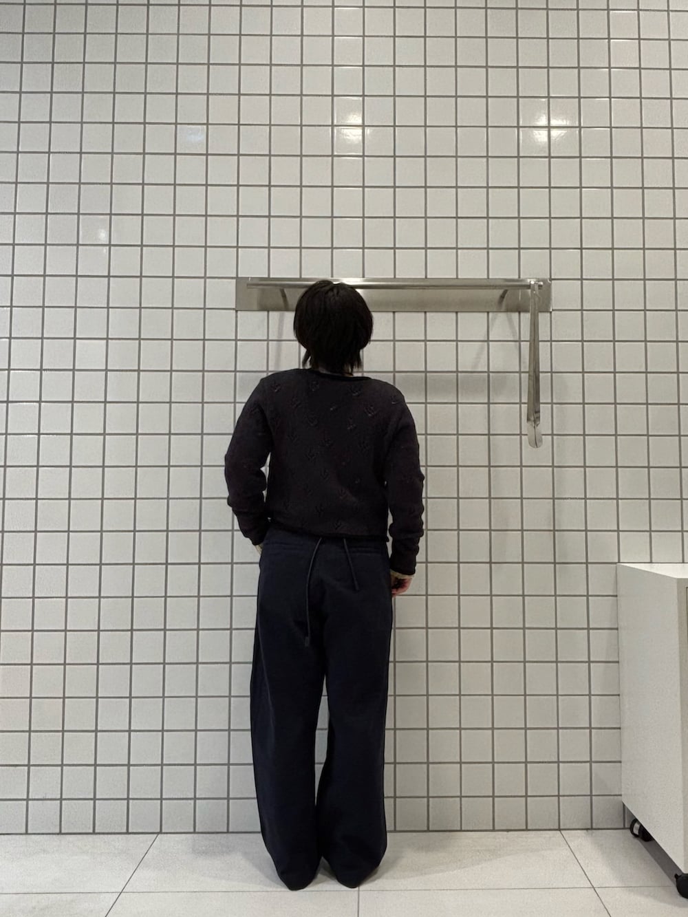 ブルー系のその他パンツ、グレー系のカーディガン/ボレロ、ベージュ系のTシャツ/カットソーを着用したレディースの春コーディネートの3枚目の写真