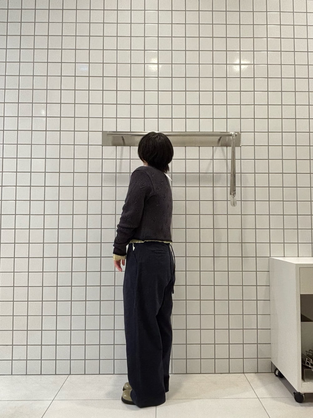 ブルー系のその他パンツ、グレー系のカーディガン/ボレロ、ベージュ系のTシャツ/カットソーを着用したレディースの春コーディネートの2枚目の写真