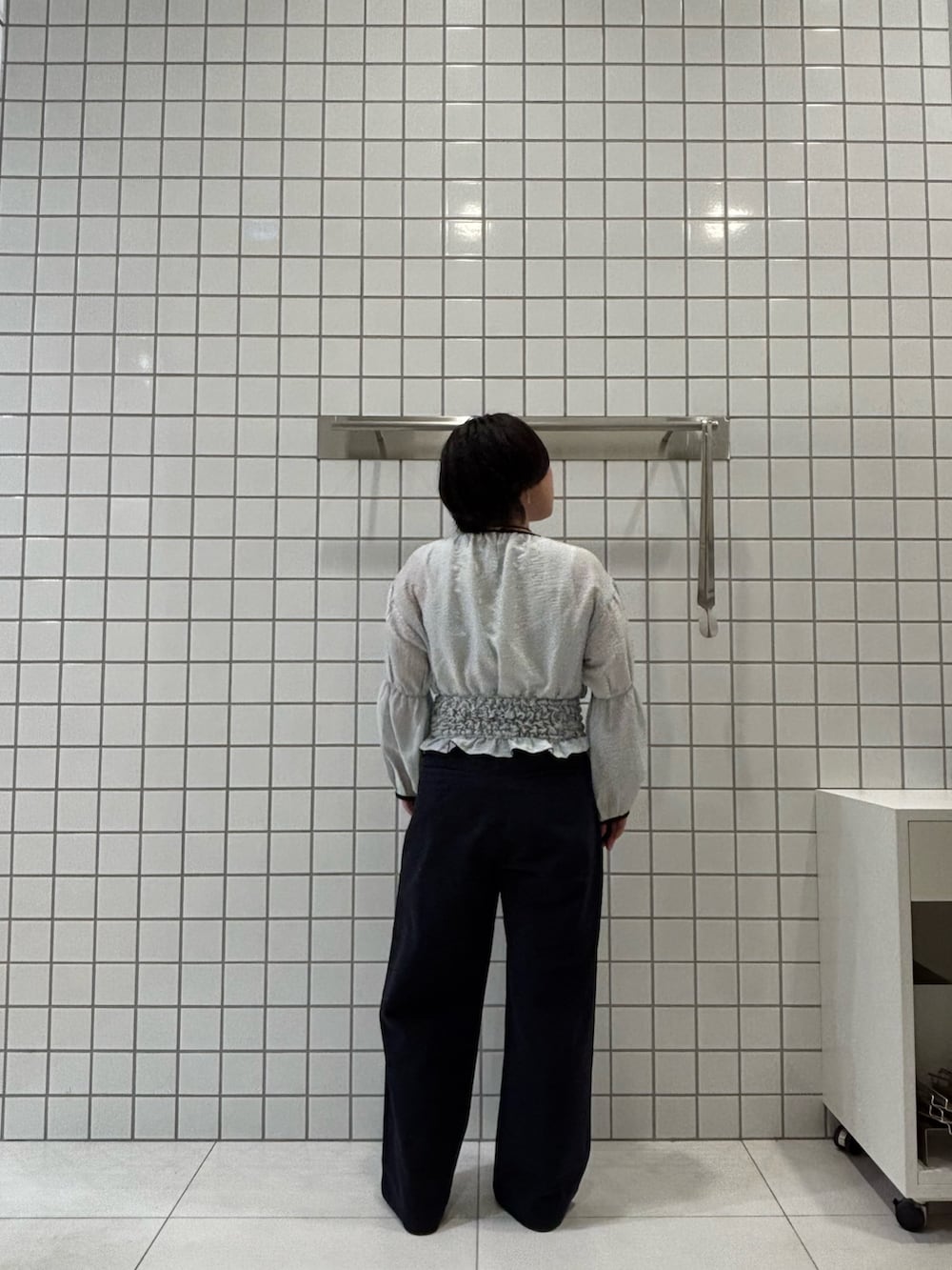 ブルー系のシャツ/ブラウス、ブルー系のその他パンツ、グリーン系のサンダルを着用したレディースの春コーディネートの3枚目の写真