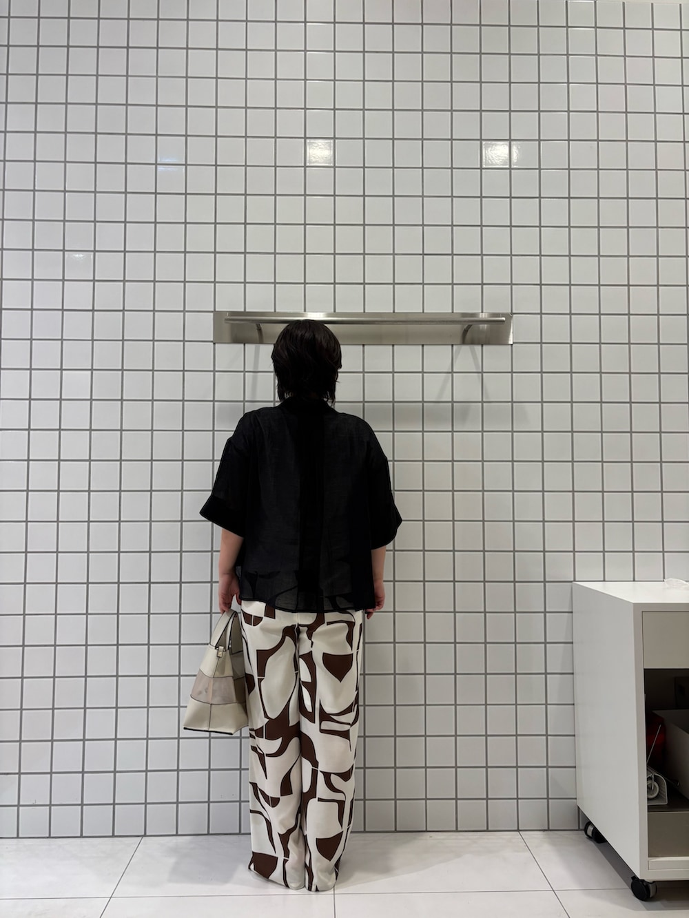 ブラック系のシャツ/ブラウス、ブラウン系のその他パンツ、ホワイト系のハンドバッグを着用したレディースの夏コーディネートの3枚目の写真