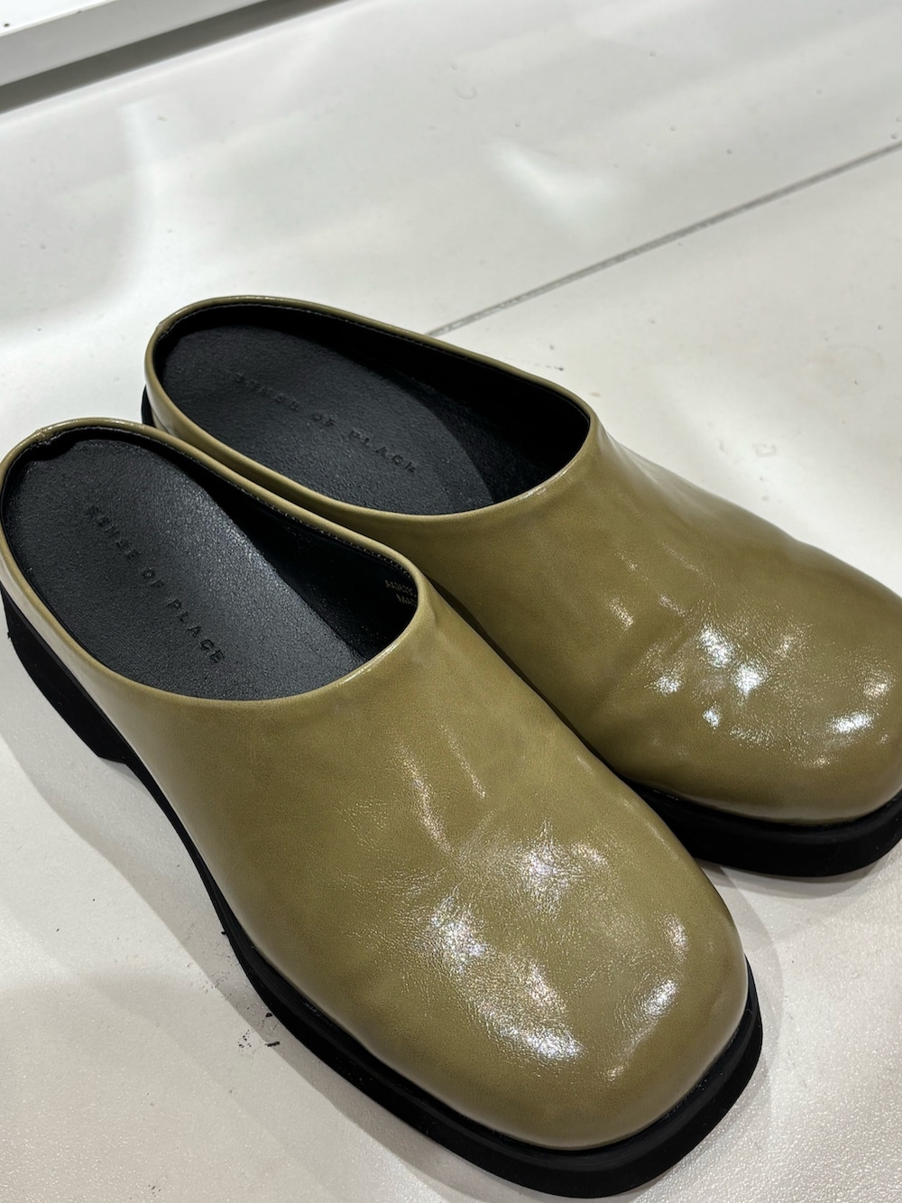 ブルー系のシャツ/ブラウス、ブルー系のその他パンツ、グリーン系のサンダルを着用したレディースの春コーディネートの4枚目の写真