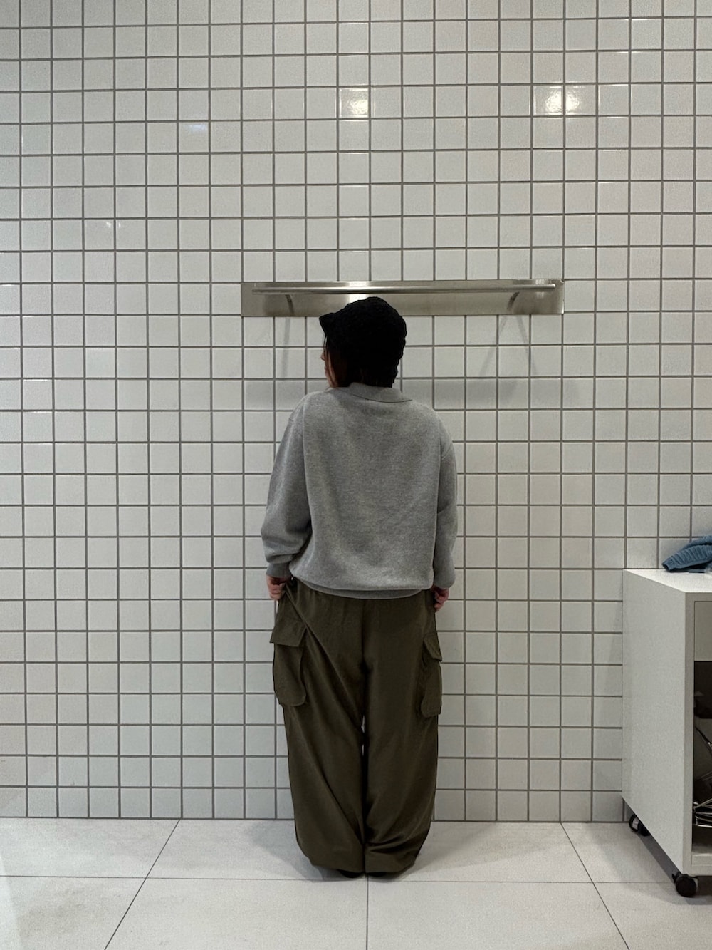 グレー系のカーディガン/ボレロ、グリーン系のカーゴパンツ、ブラック系のスニーカーを着用したレディースの冬コーディネートの3枚目の写真