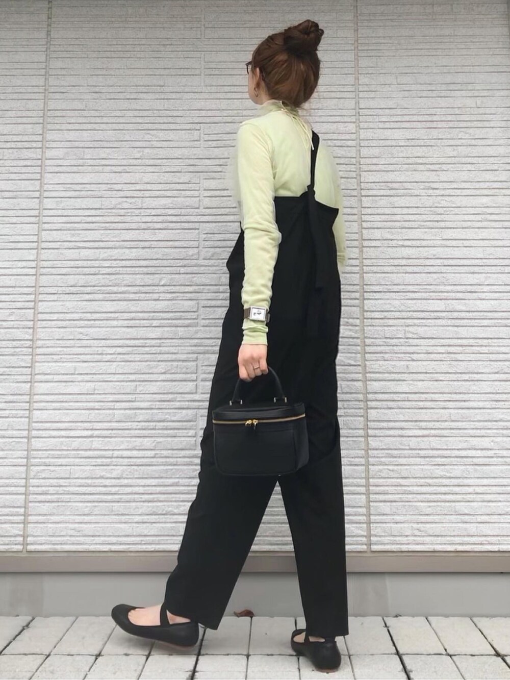 グリーン系のTシャツ/カットソー、ブラック系のサロペット/オーバーオールを着用したレディースの春コーディネートの2枚目の写真