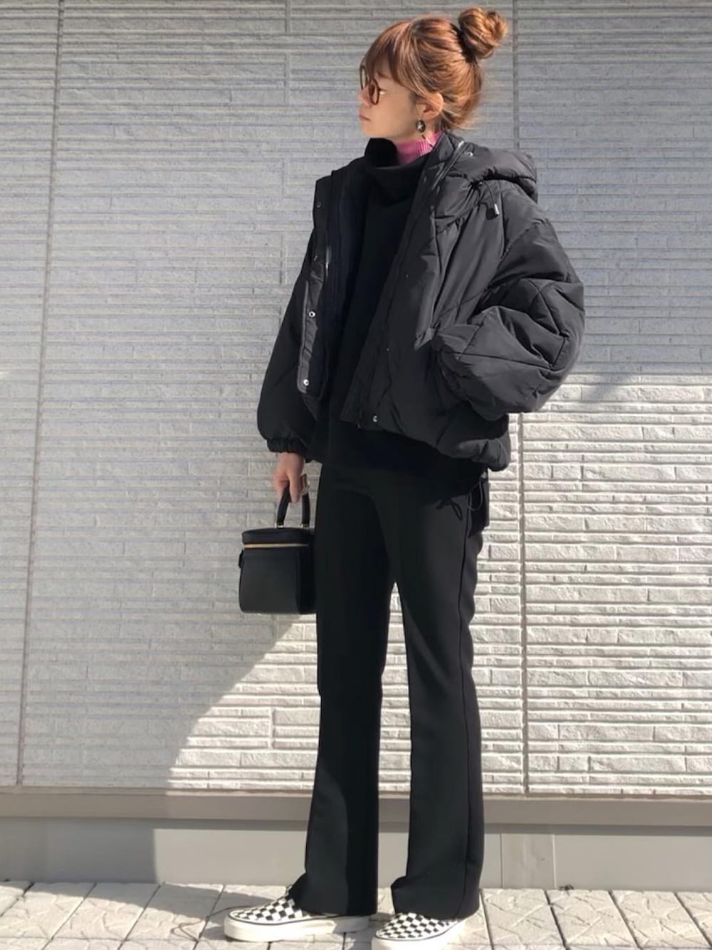 ブラック系のTシャツ/カットソー、ブラック系のその他パンツ、ピンク系のニット/セーターを着用したレディースの冬コーディネートの2枚目の写真