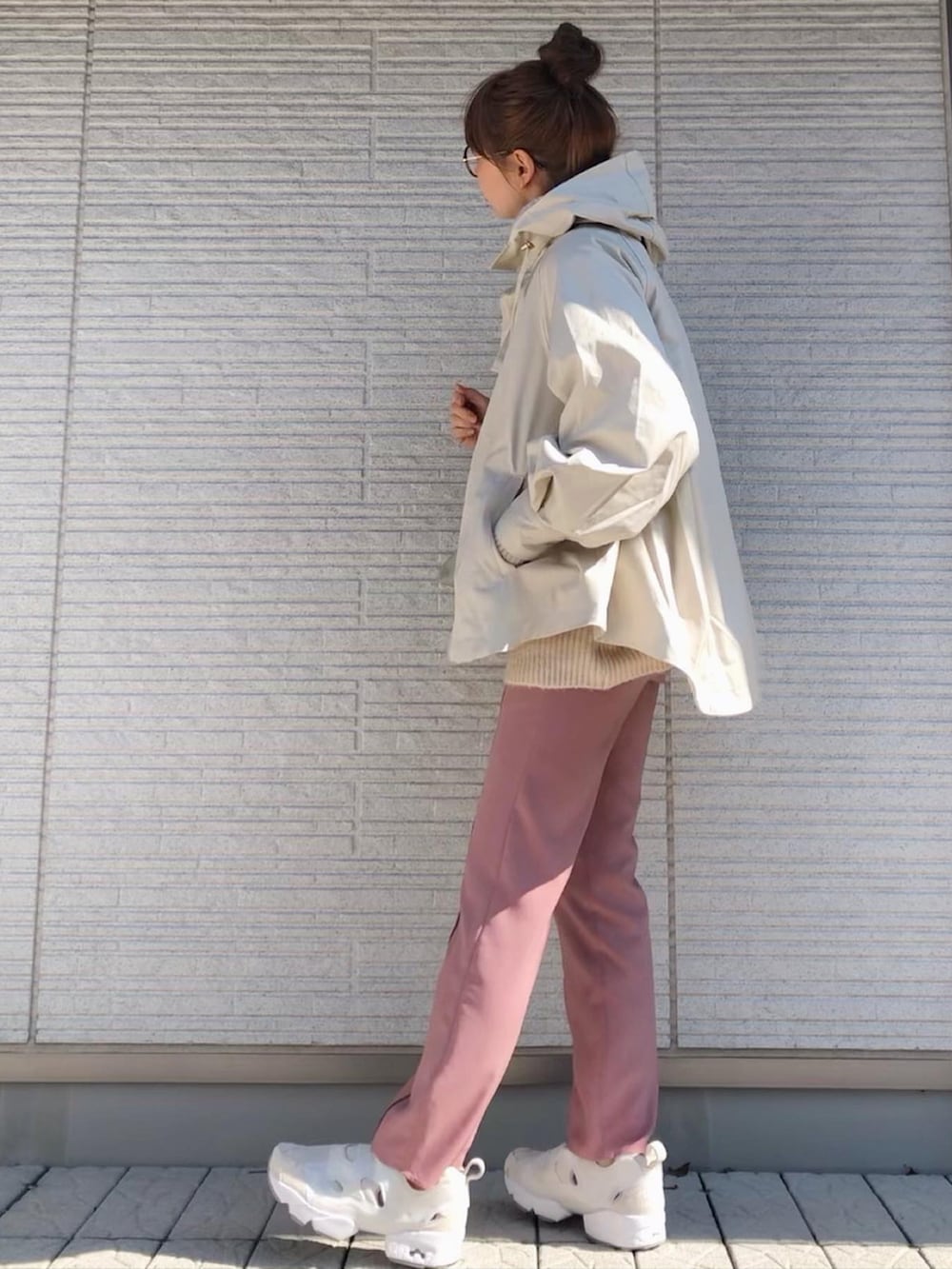 ベージュ系のマウンテンパーカー、ベージュ系のスニーカー、ピンク系のその他パンツを着用したレディースの冬コーディネートの2枚目の写真
