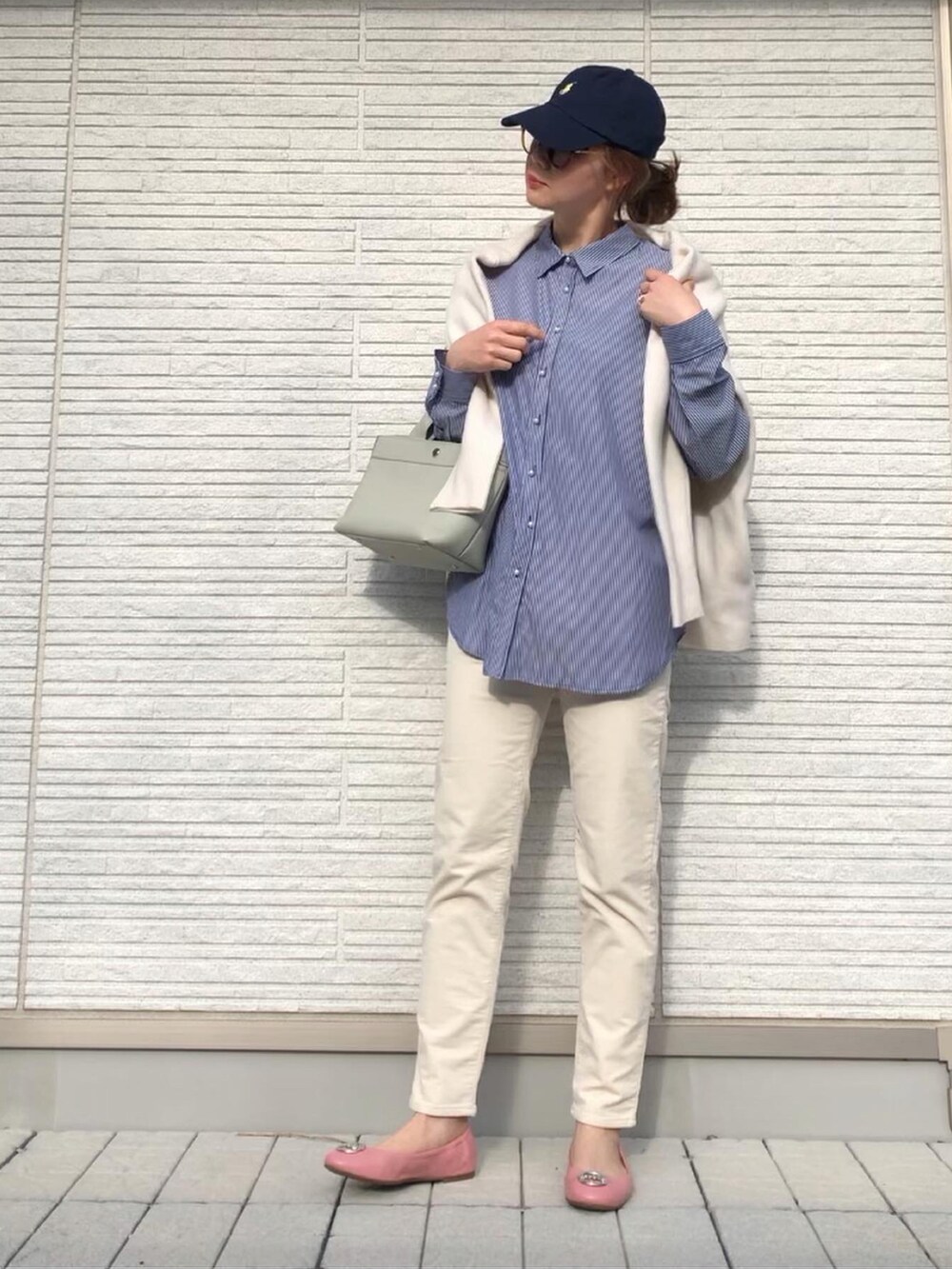 ホワイト系のその他パンツ、ブルー系のシャツ/ブラウス、ブルー系のキャップを着用したレディースの春コーディネートの2枚目の写真