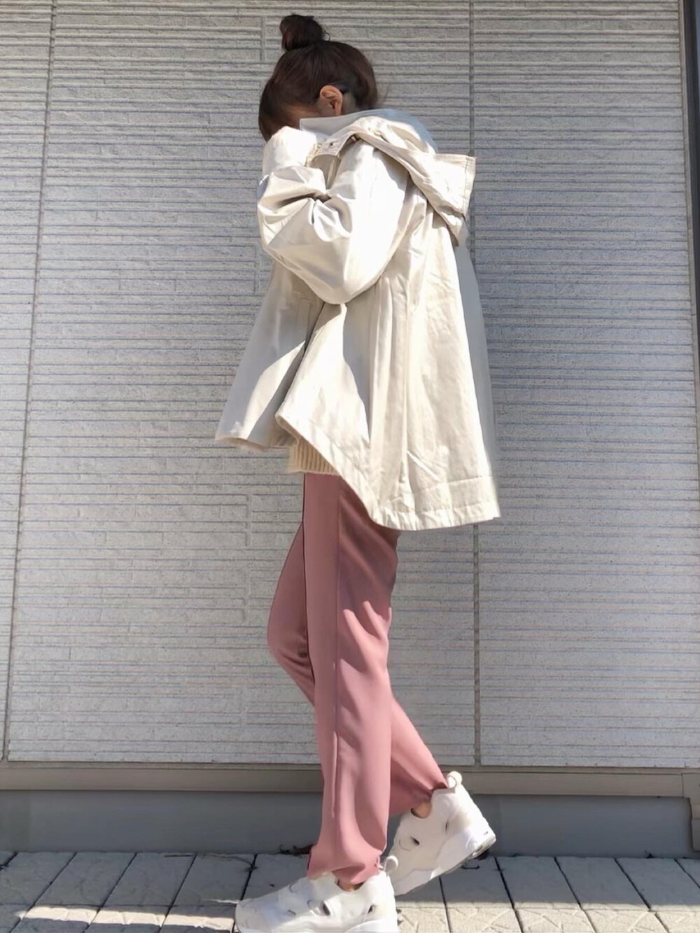 ベージュ系のマウンテンパーカー、ベージュ系のスニーカー、ピンク系のその他パンツを着用したレディースの冬コーディネートの3枚目の写真