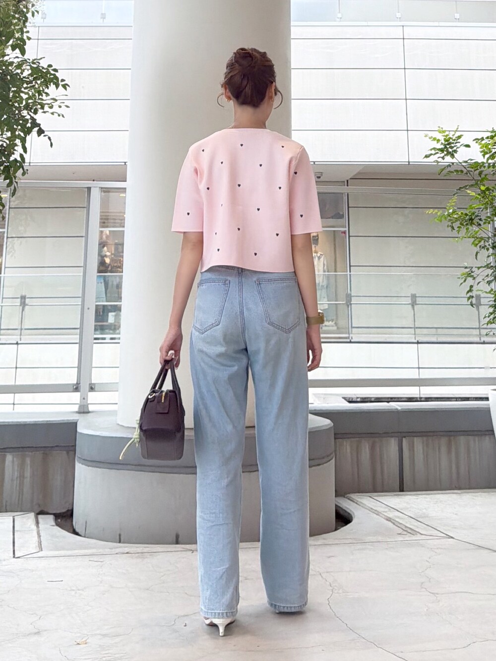 ピンク系のカーディガン/ボレロ、ブルー系のデニムパンツ、ホワイト系のボストンバッグを着用したレディースの夏コーディネートの5枚目の写真