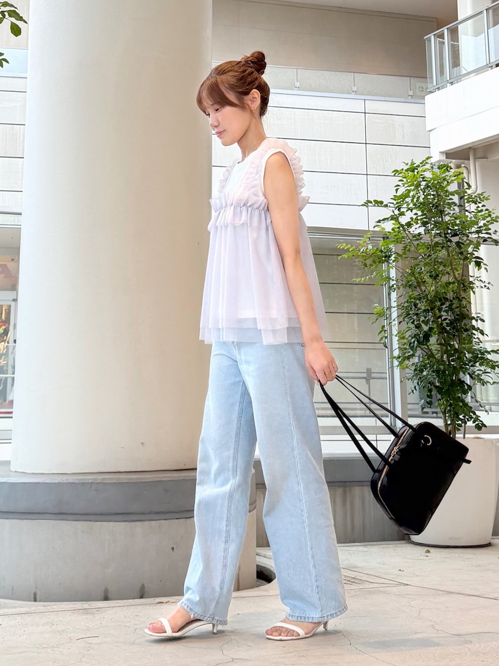 ホワイト系のTシャツ/カットソー、ブルー系のデニムパンツ、ブラック系のボストンバッグを着用したレディースの夏コーディネートの2枚目の写真