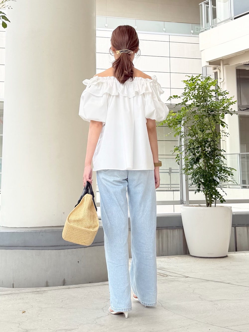 ホワイト系のシャツ/ブラウス、ブルー系のデニムパンツ、ベージュ系のトートバッグを着用したレディースの夏コーディネートの5枚目の写真