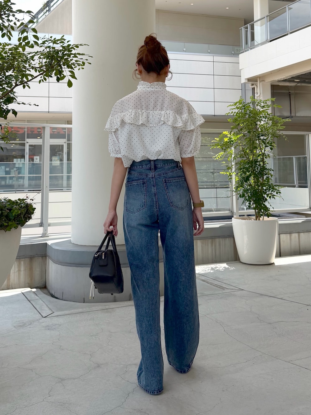 ホワイト系のシャツ/ブラウス、ブルー系のデニムパンツ、ブラック系のボストンバッグを着用したレディースの夏コーディネートの5枚目の写真