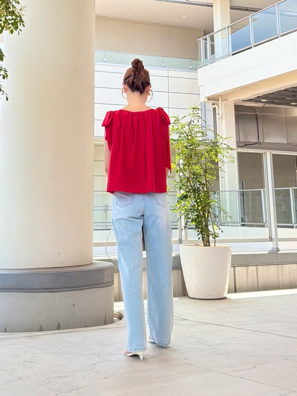 レッド系のシャツ/ブラウス、ブルー系のデニムパンツ、ホワイト系のショルダーバッグを着用したレディースの夏コーディネートの6枚目の写真