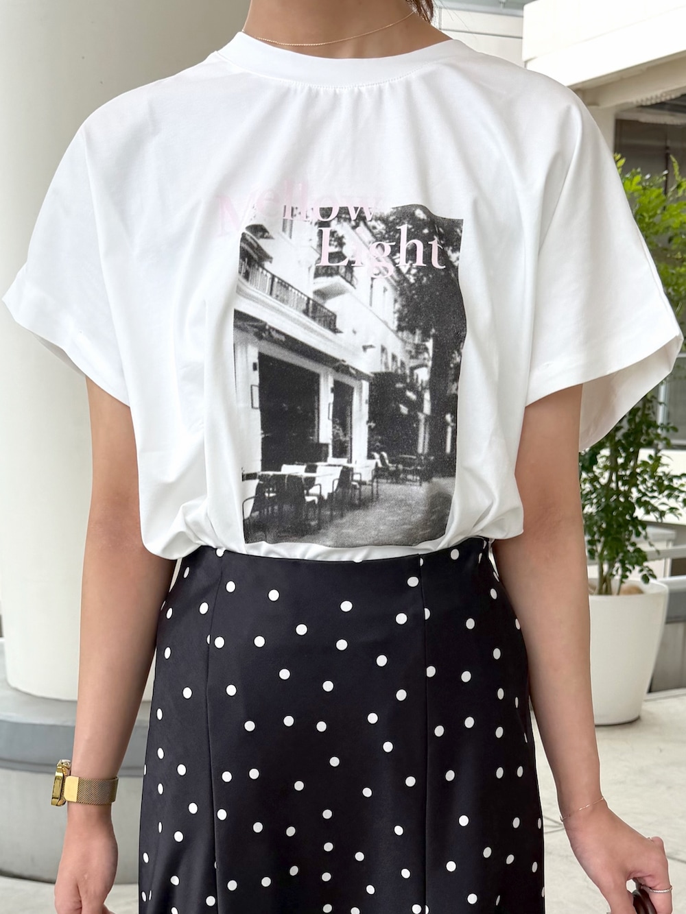 ホワイト系のTシャツ/カットソー、ブラック系のスカート、ベージュ系のボストンバッグを着用したレディースの夏コーディネートの5枚目の写真