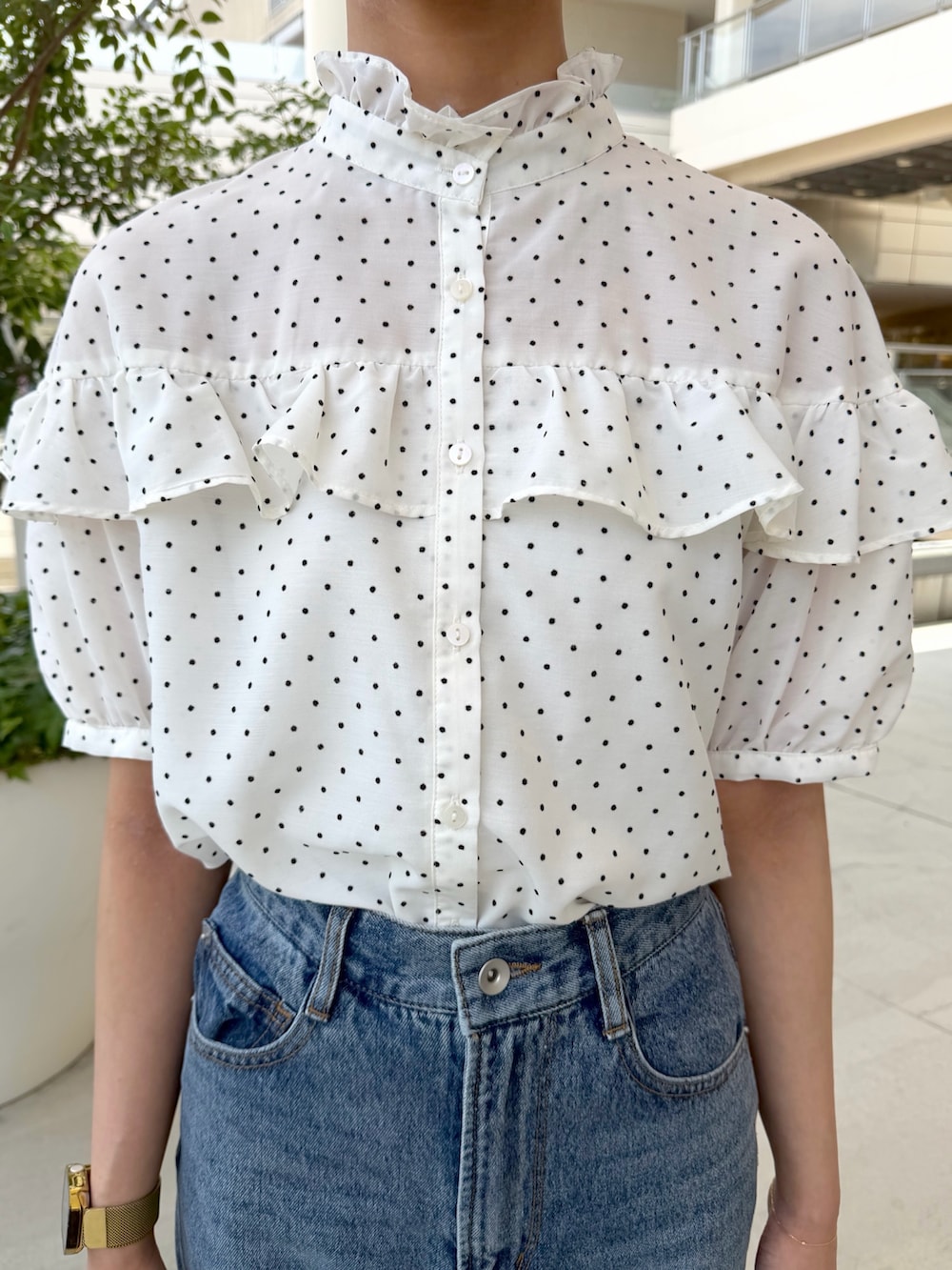 ホワイト系のシャツ/ブラウス、ブルー系のデニムパンツ、ブラック系のボストンバッグを着用したレディースの夏コーディネートの6枚目の写真