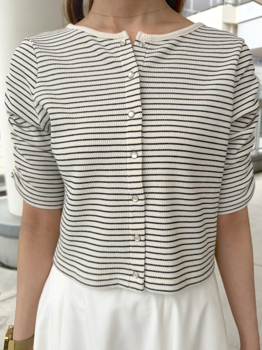 ホワイト系のTシャツ/カットソー、ホワイト系のスカート、ブラック系のボストンバッグを着用したレディースの夏コーディネートの5枚目の写真
