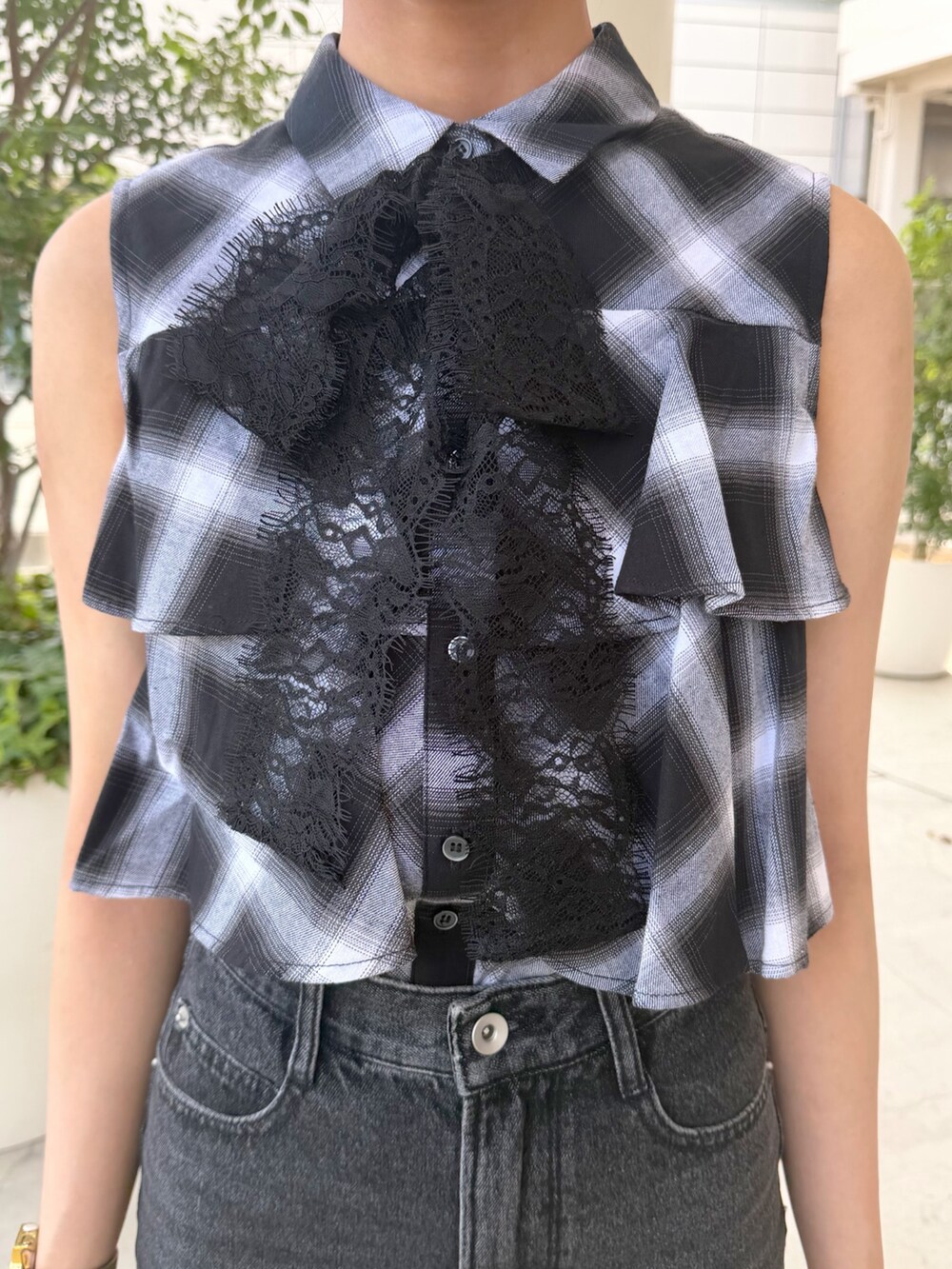 ブラック系のシャツ/ブラウス、ブラック系のデニムパンツ、オレンジ系のボストンバッグを着用したレディースの夏コーディネートの6枚目の写真