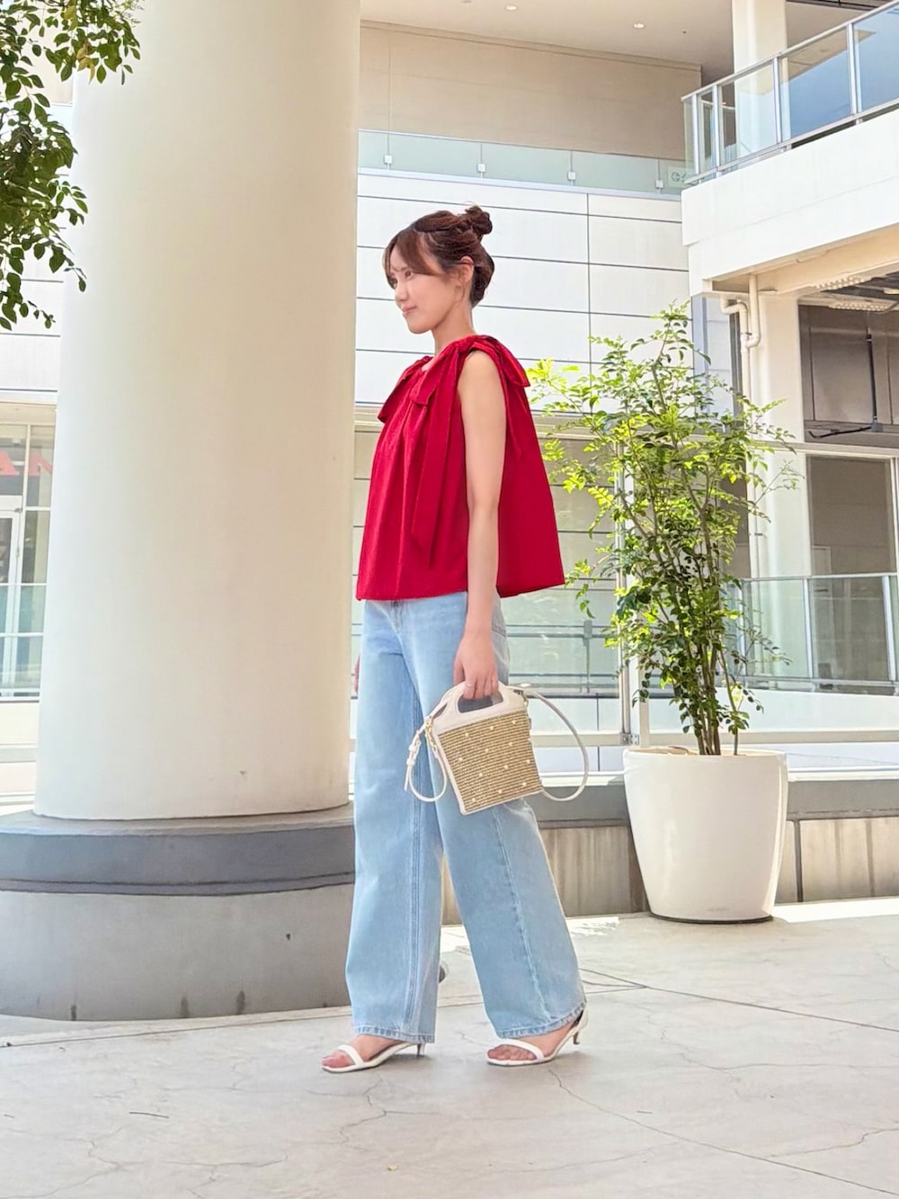 レッド系のシャツ/ブラウス、ブルー系のデニムパンツ、ホワイト系のショルダーバッグを着用したレディースの夏コーディネートの5枚目の写真