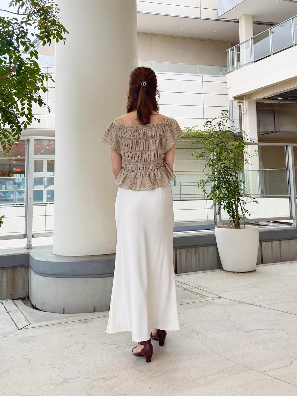 ベージュ系のシャツ/ブラウス、ホワイト系のスカート、ブラウン系のボストンバッグを着用したレディースの夏コーディネートの5枚目の写真