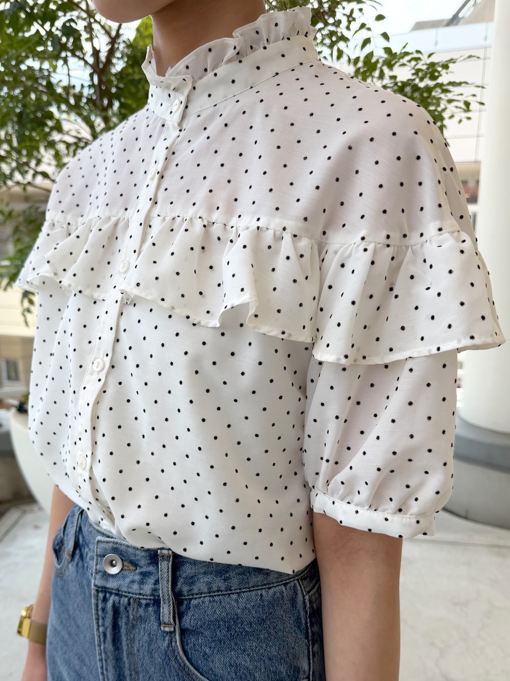 ホワイト系のシャツ/ブラウス、ブルー系のデニムパンツ、ブラック系のボストンバッグを着用したレディースの夏コーディネートの7枚目の写真