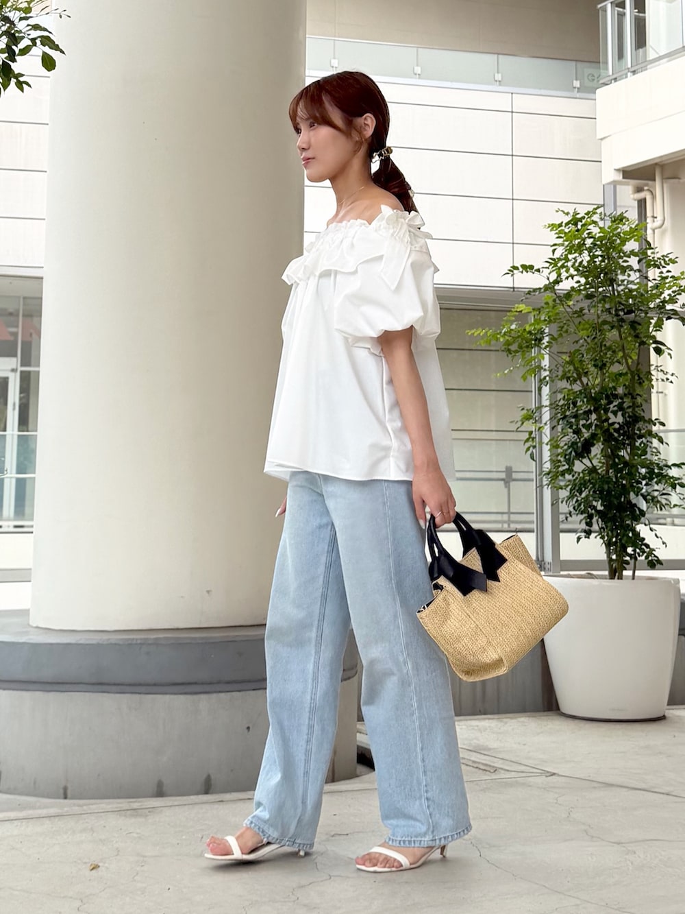 ホワイト系のシャツ/ブラウス、ブルー系のデニムパンツ、ベージュ系のトートバッグを着用したレディースの夏コーディネートの4枚目の写真