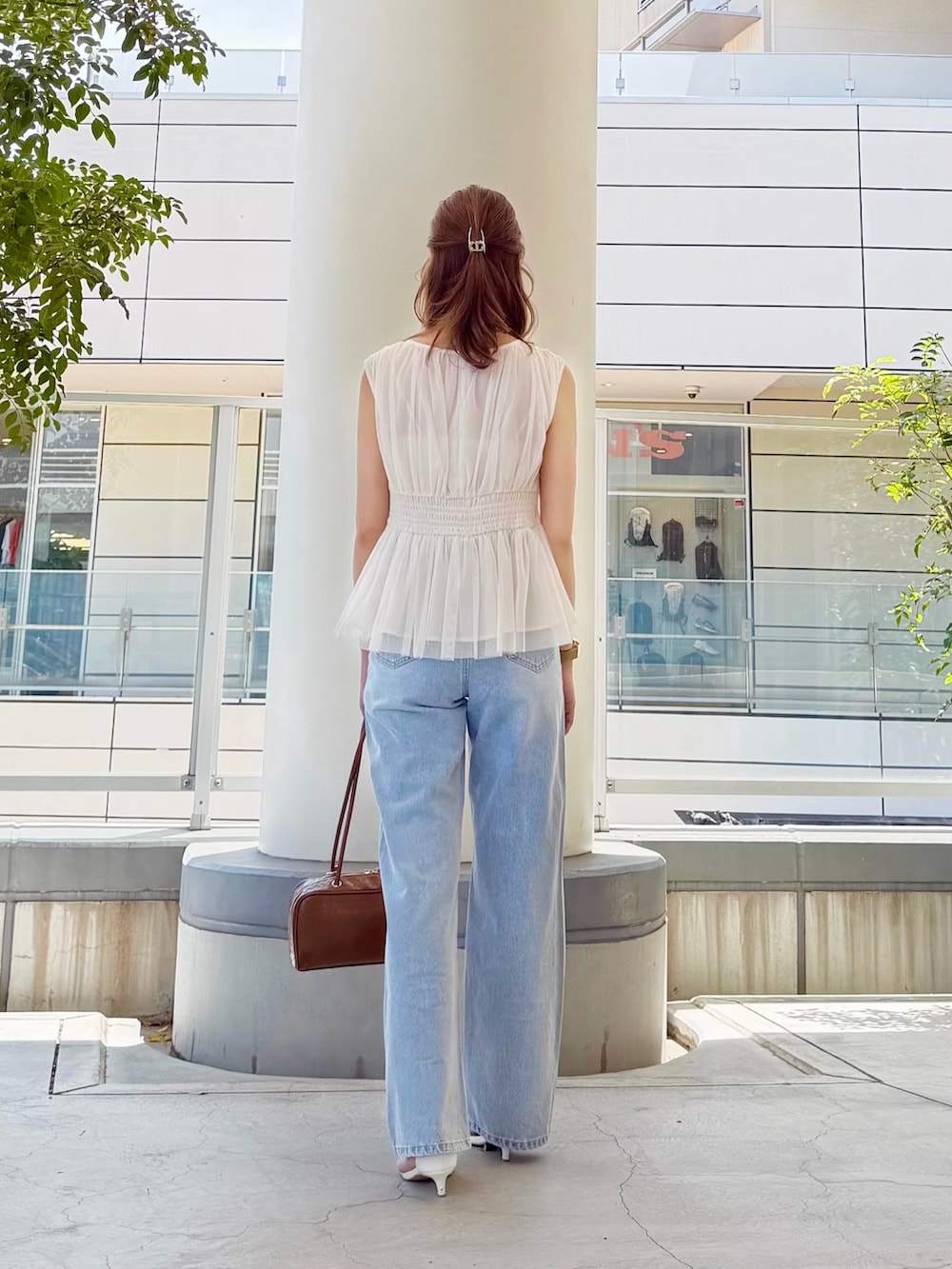 ホワイト系のシャツ/ブラウス、ブルー系のデニムパンツ、ブラウン系のボストンバッグを着用したレディースの夏コーディネートの4枚目の写真
