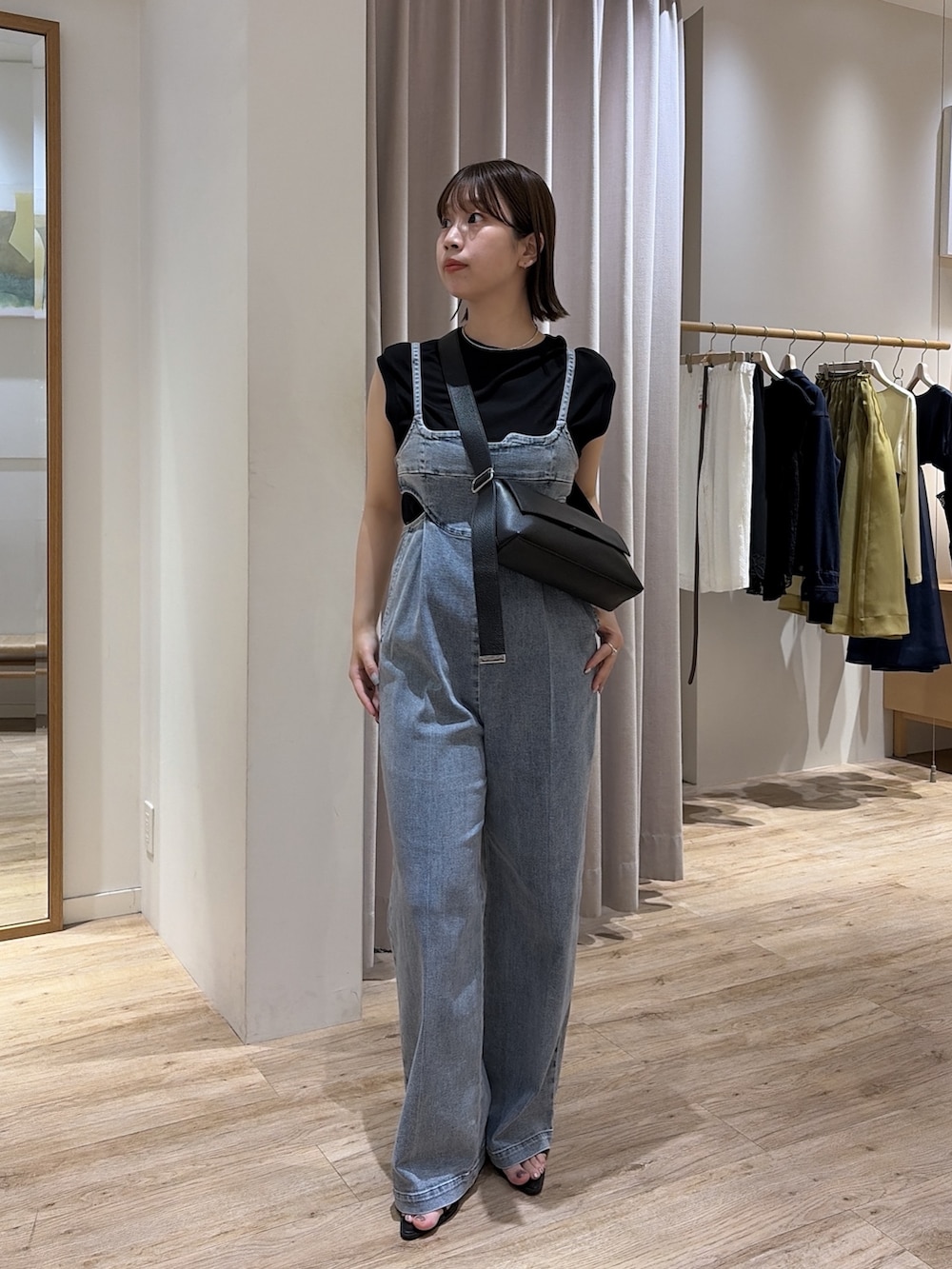 ブルー系のつなぎ/オールインワン、ブラック系のショルダーバッグ、ブラック系のTシャツ/カットソーを着用したレディースの夏コーディネートの3枚目の写真
