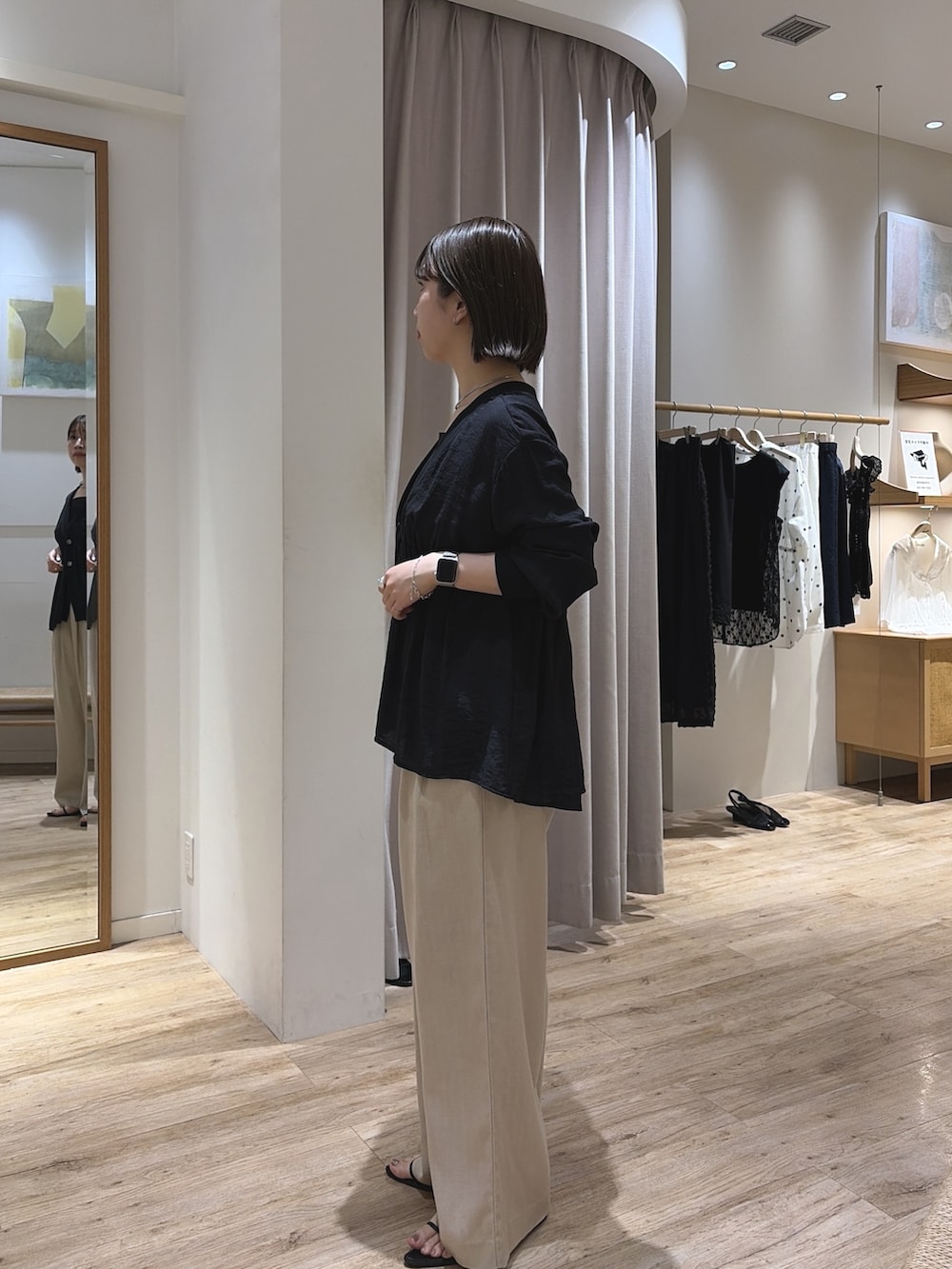 ブルー系のショルダーバッグ、ブラック系のシャツ/ブラウス、ベージュ系のその他パンツを着用したレディースの夏コーディネートの5枚目の写真