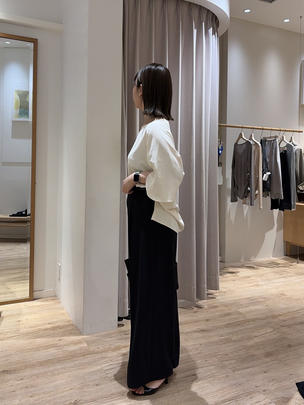 ブラック系のスラックス、ホワイト系のシャツ/ブラウス、ブラック系のトートバッグを着用したレディースの夏コーディネートの5枚目の写真