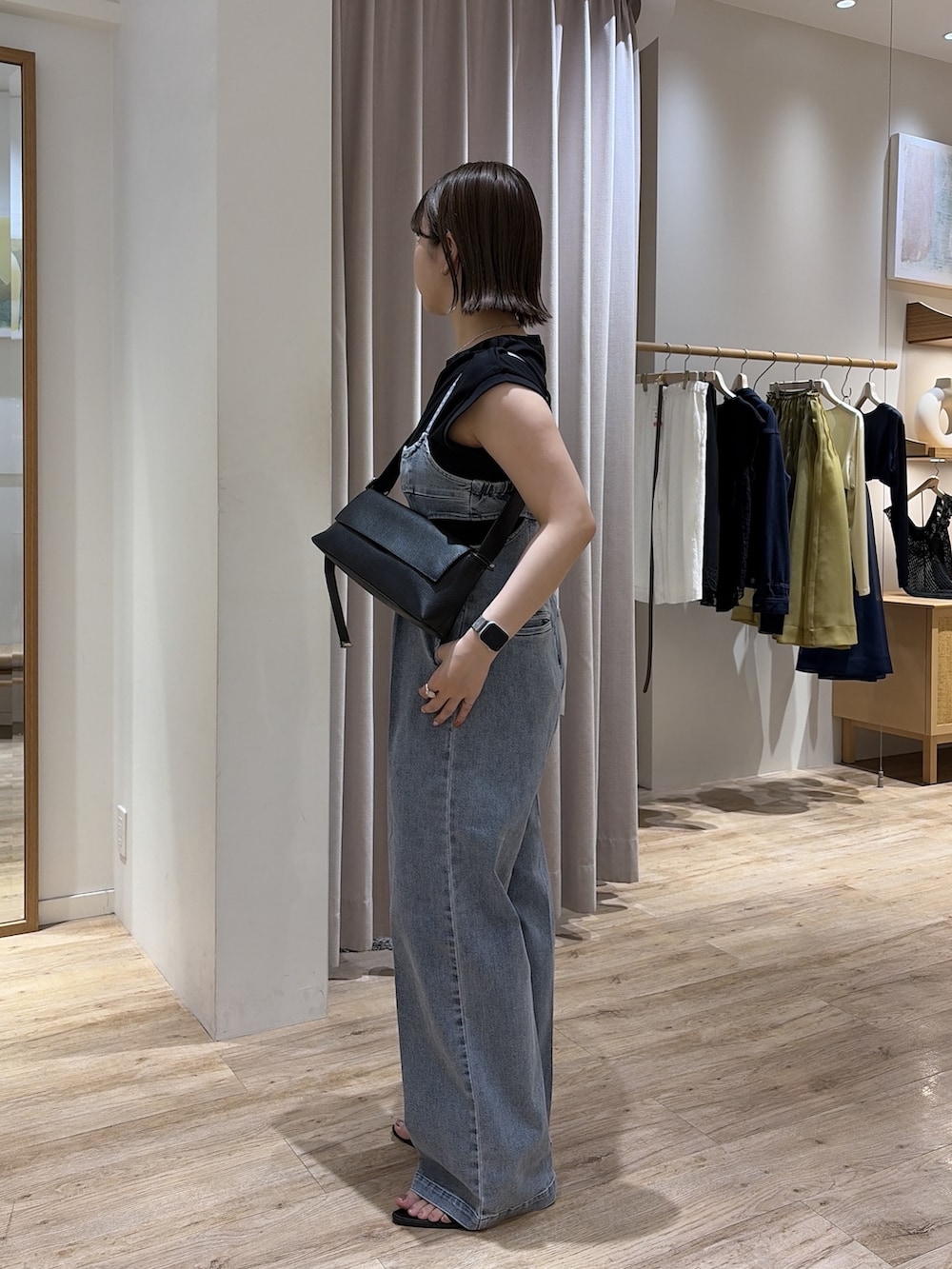 ブルー系のつなぎ/オールインワン、ブラック系のショルダーバッグ、ブラック系のTシャツ/カットソーを着用したレディースの夏コーディネートの4枚目の写真
