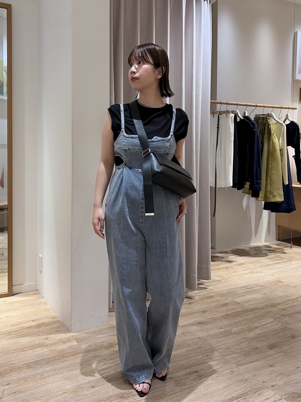 ブルー系のつなぎ/オールインワン、ブラック系のショルダーバッグ、ブラック系のTシャツ/カットソーを着用したレディースの夏コーディネートの5枚目の写真