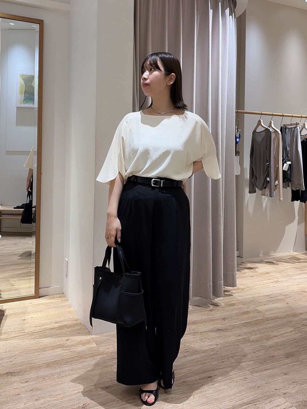 ブラック系のスラックス、ホワイト系のシャツ/ブラウス、ブラック系のトートバッグを着用したレディースの夏コーディネートの4枚目の写真