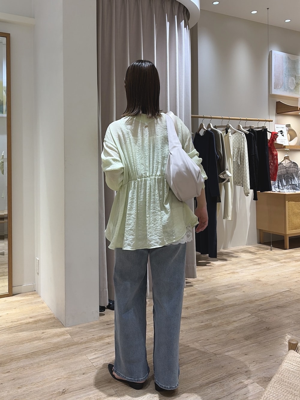 ホワイト系のキャミソール、ブルー系のデニムパンツ、グリーン系のシャツ/ブラウスを着用したレディースの夏コーディネートの5枚目の写真