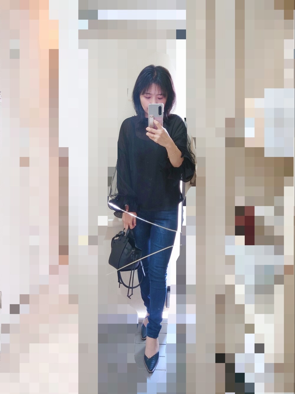 ブルー系のマウンテンパーカー、ブラック系のシャツ/ブラウス、ブルー系のデニムパンツを着用したレディースの春コーディネートの2枚目の写真