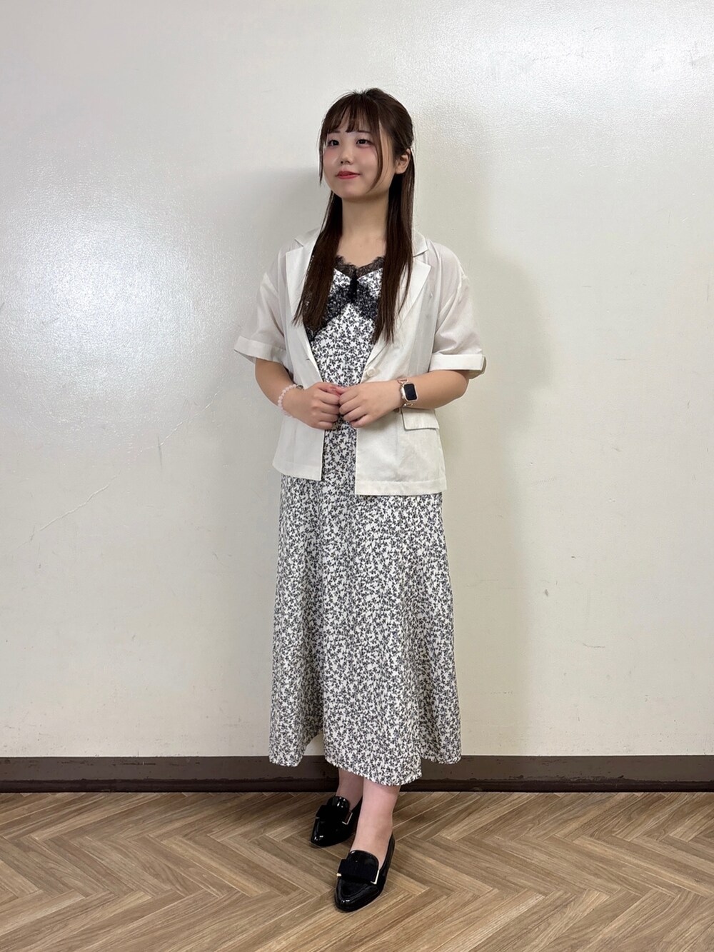 ホワイト系のワンピース、グレー系のカーディガン/ボレロを着用したレディースの夏コーディネートの5枚目の写真