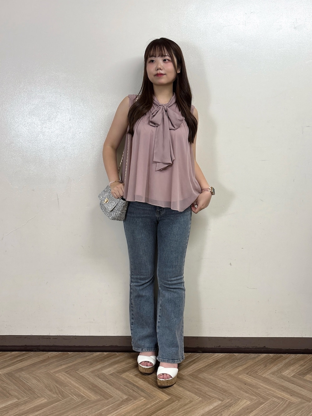 ブルー系のデニムパンツ、ピンク系のシャツ/ブラウスを着用したレディースの夏コーディネートの2枚目の写真