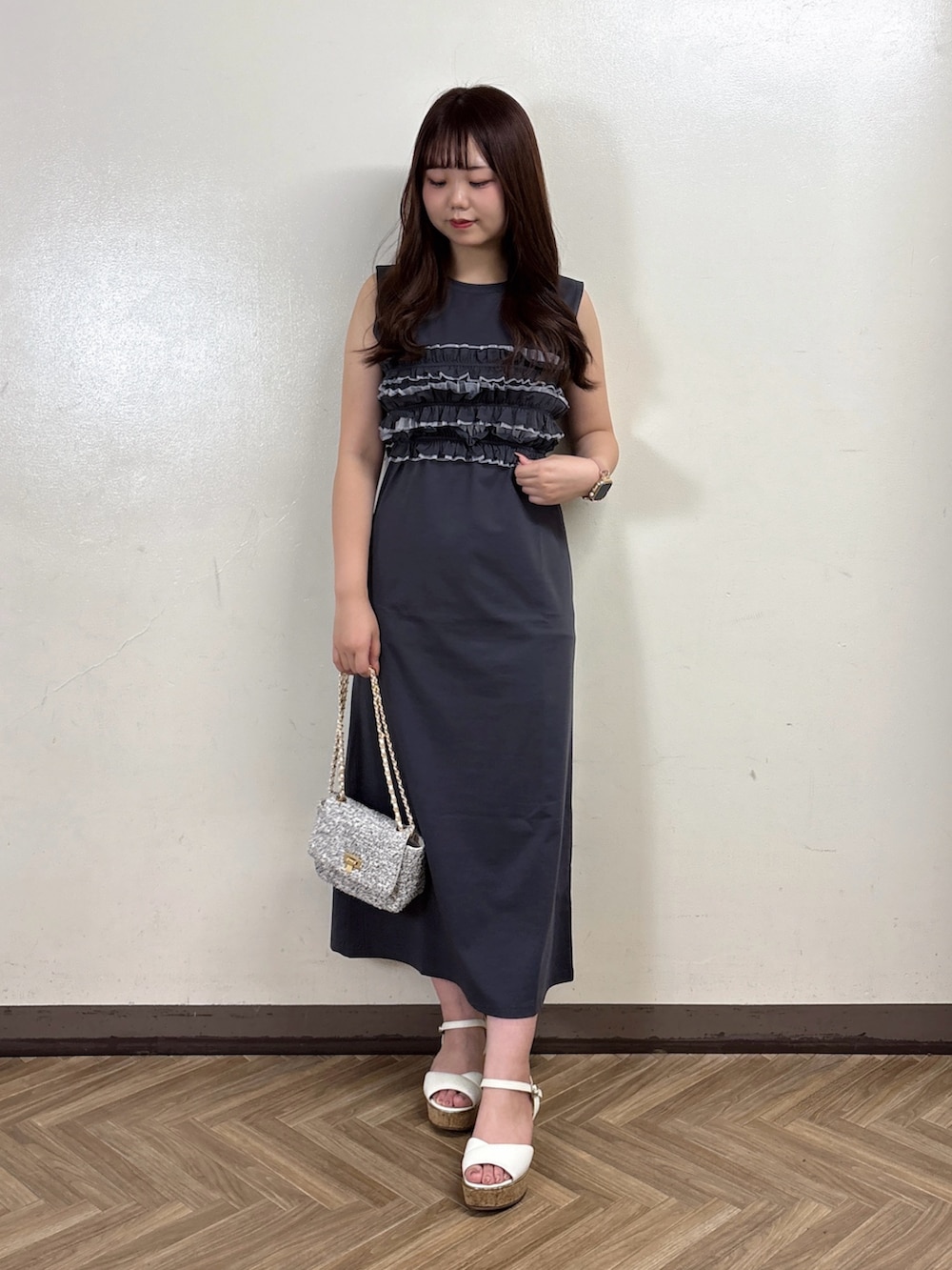 グレー系のワンピースを着用したレディースの夏コーディネートの3枚目の写真