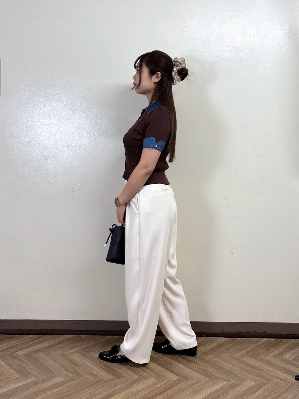 ホワイト系のその他パンツ、ブラウン系のニット/セーターを着用したレディースの夏コーディネートの3枚目の写真