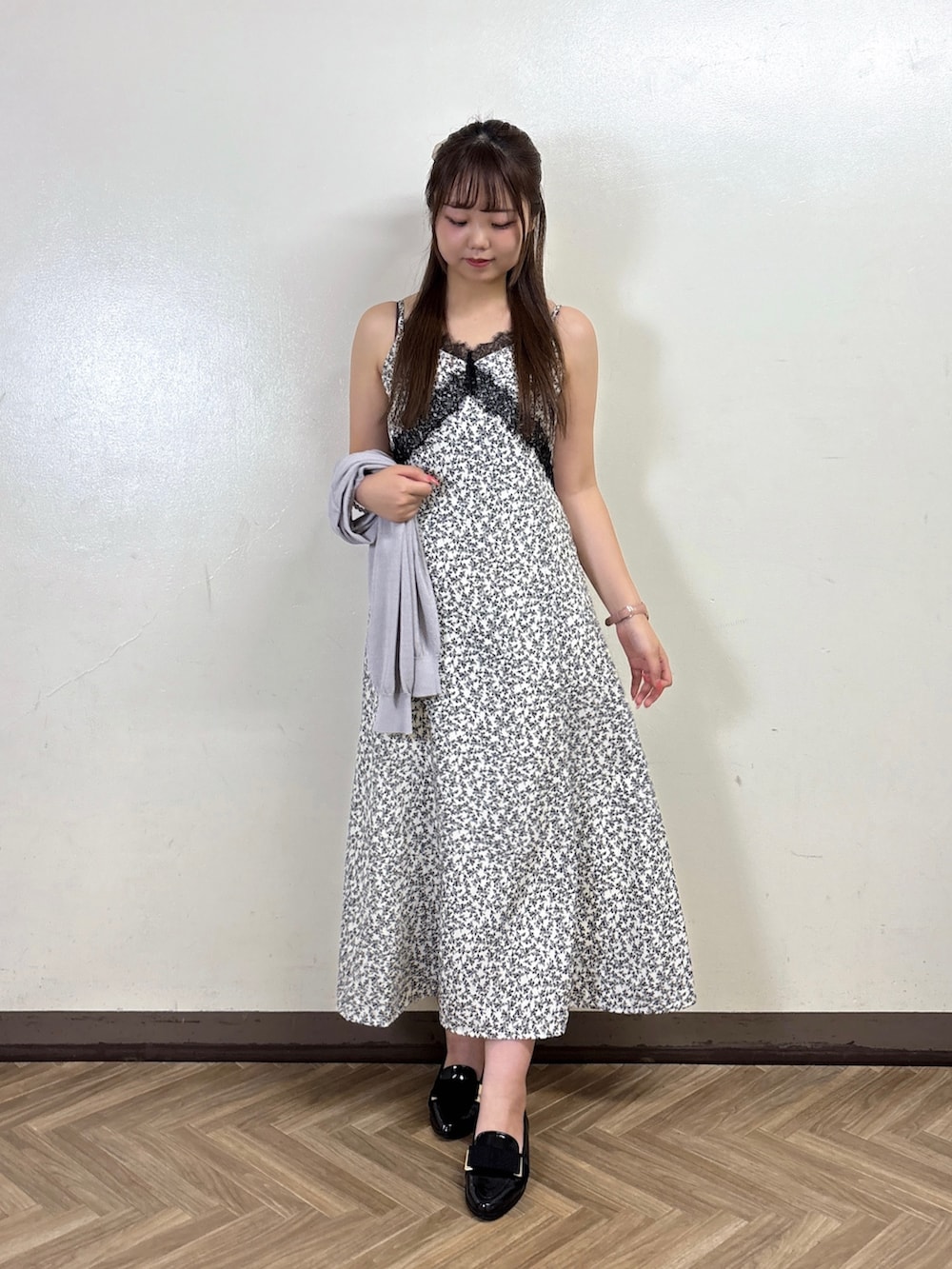 ホワイト系のテーラードジャケット、ホワイト系のワンピースを着用したレディースの夏コーディネートの4枚目の写真