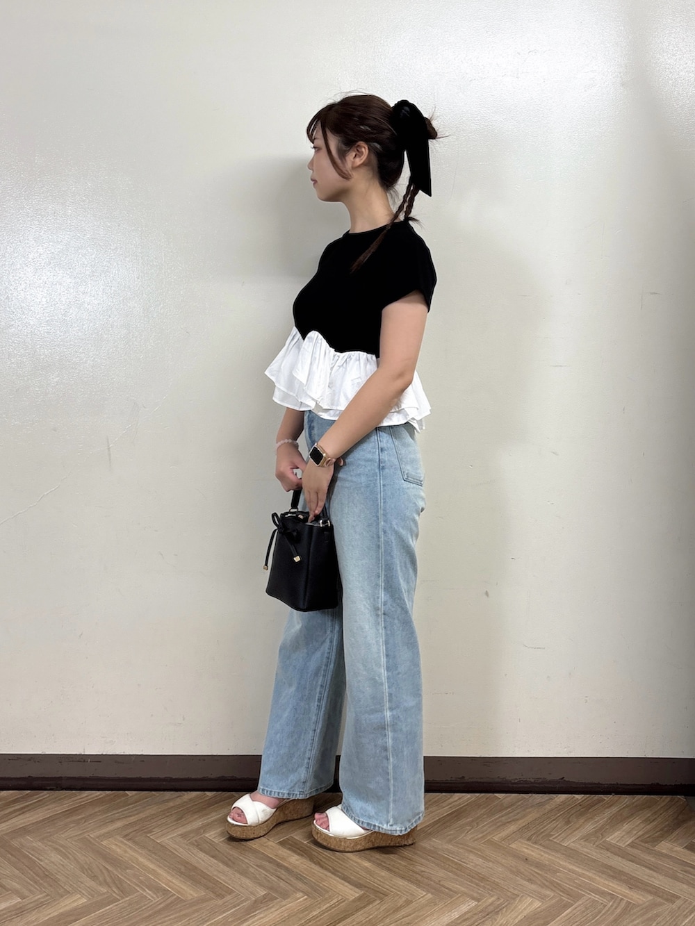 ブルー系のデニムパンツ、ブラック系のTシャツ/カットソーを着用したレディースの夏コーディネートの2枚目の写真