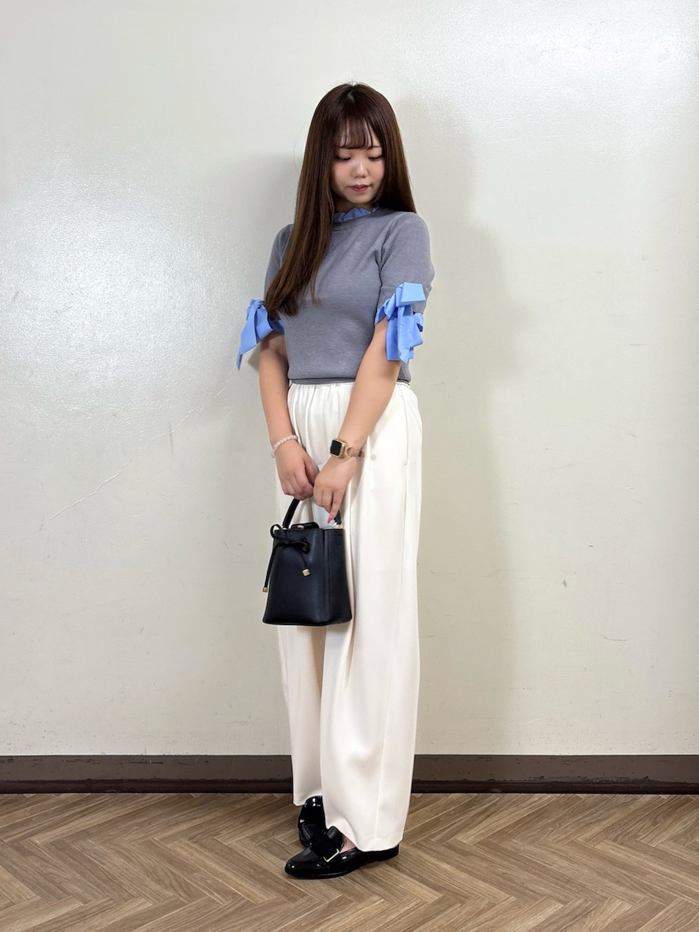 ホワイト系のその他パンツ、グレー系のニット/セーターを着用したレディースの夏コーディネートの2枚目の写真