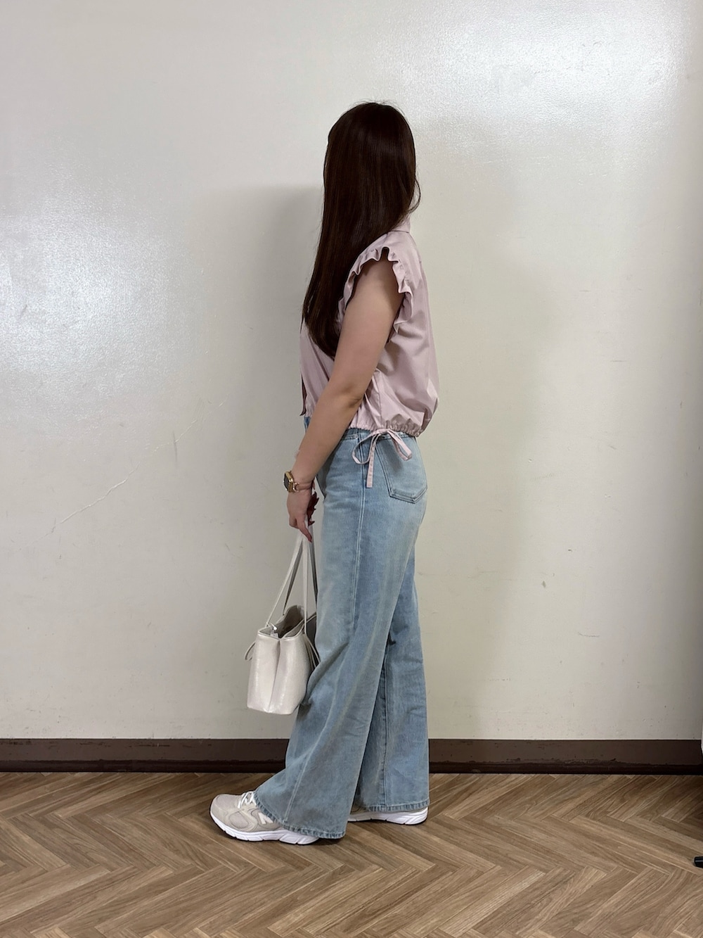 ブルー系のその他パンツ、ピンク系のシャツ/ブラウスを着用したレディースの夏コーディネートの3枚目の写真