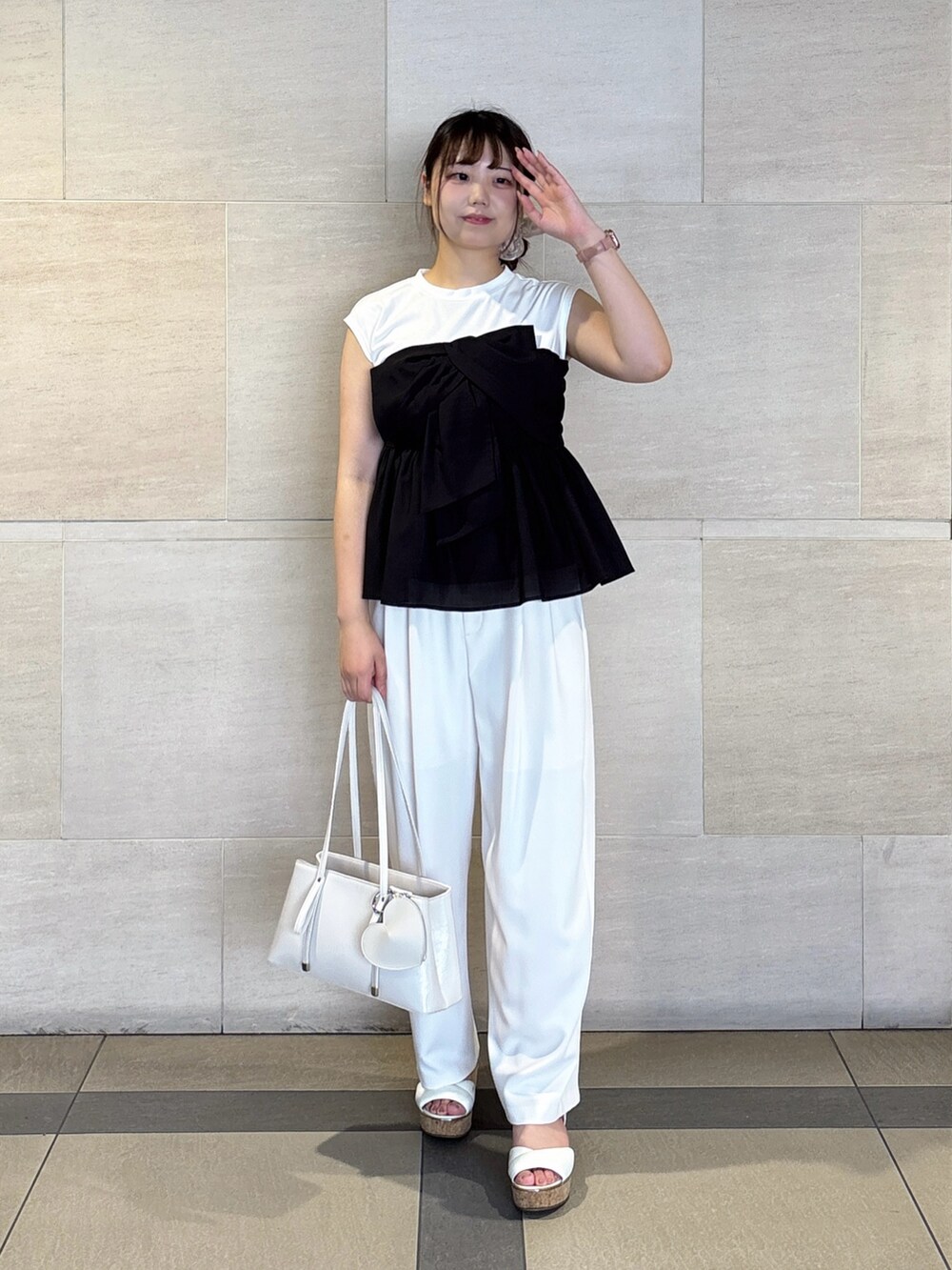 ブラック系のTシャツ/カットソー、ホワイト系のその他パンツ、ホワイト系のショルダーバッグを着用したレディースの夏コーディネートの2枚目の写真