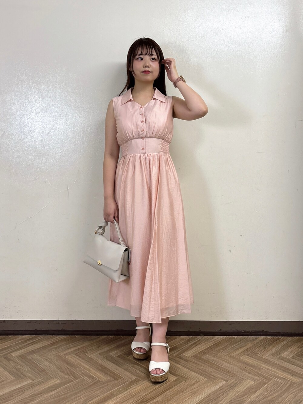 ピンク系のワンピース、ホワイト系のテーラードジャケットを着用したレディースの夏コーディネートの3枚目の写真
